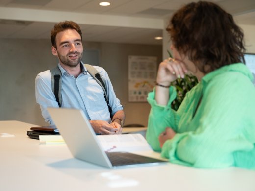 Studenten tp overleggen samen met laptop