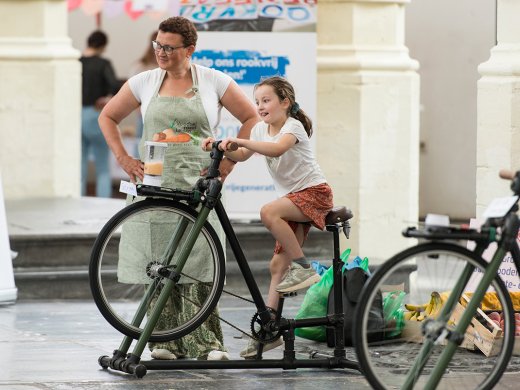een meisje op een fiets tijdens het festival 