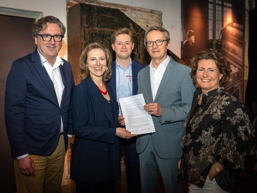 Open brief van kennisinstellingen overhandigd aan wethouder Wietske Veltman van Gemeente Leiden.