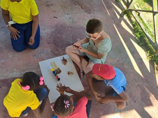 Student vaktherapie Joek Klaassen met haar Surinaamse leerlingen.