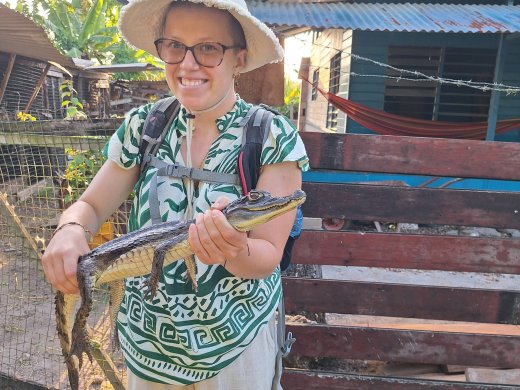 Joek Klaassen met een aligator in haar handen
