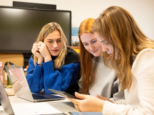Student achter laptop