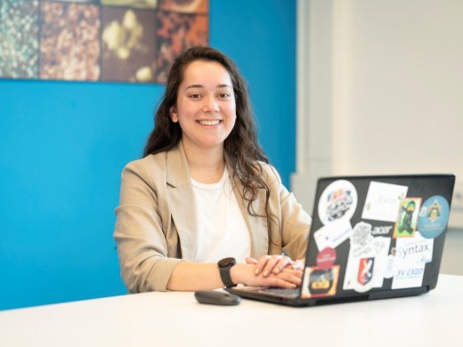 Foto van Joyce achter haar laptop