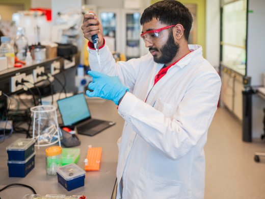 Student in actie tijdens onderzoek in het Foodlab van het LCAB