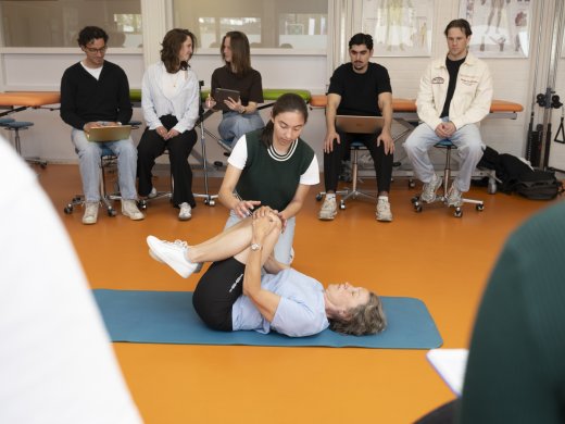 Student van de opleiding Fysiotherapie begeleidt een simulant.