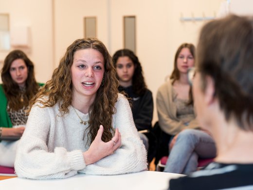 Student van de opleiding Verpleegkunde in gesprek.