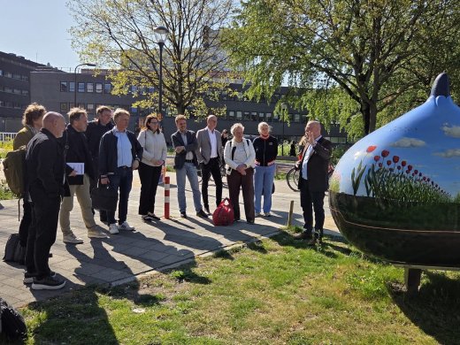 De visitatiecommissie bekijkt de bol van biodiversiteit