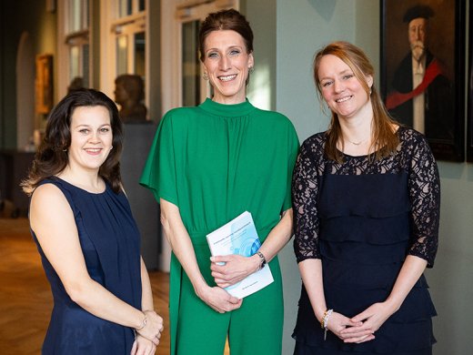 3-dames-naast-elkaar-lachend-kijkend-in-de-camera