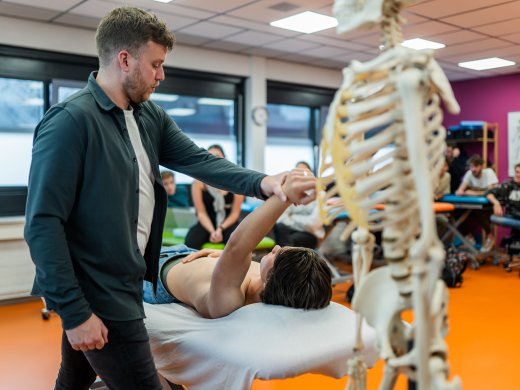 Docent en student fysiotherapie doen demonstratie