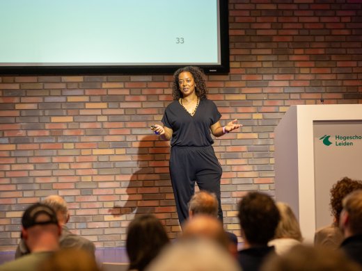 Indra Bergval als keynote speaker op het symposium