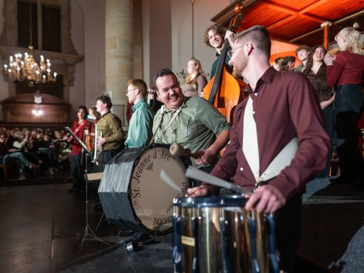 Mensen in kerk met instrument