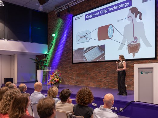 Een stagiair presenteert tijdens het symposium in 2025