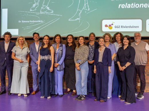 Lector Simona Karbouniaris met haar onderzoeksgroep en bestuurders van Hogeschool Leiden en GGZ Rivierduinen