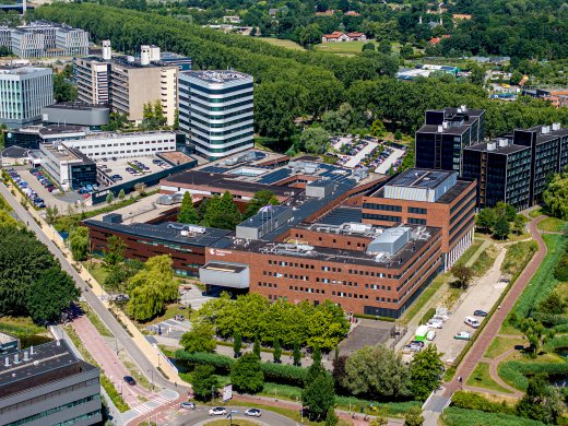 Een luchtfoto van de campus van Hogeschool Leiden aan de Zernikedreef in Leiden.