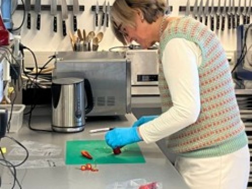Marian Bolk snijdt pepers