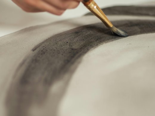 Afbeelding-papier-waarop-hand-met-verfkwastje