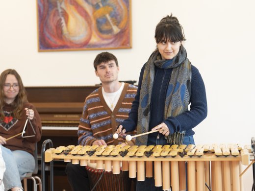 Een student Muziektherapie bespeelt een slagwerkinstrument