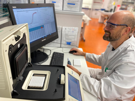 man achter pcr machine