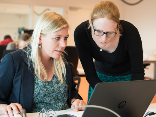 twee dames achter een laptop