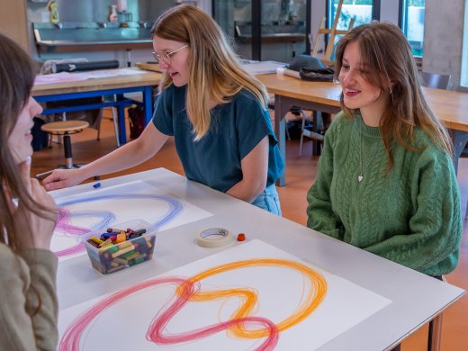 Studenten vaktherapie zitten aan een tafel en tekenen