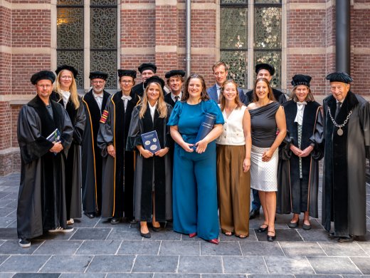 Een groepsfoto met dr. Laura Veerman en haar promotieteam