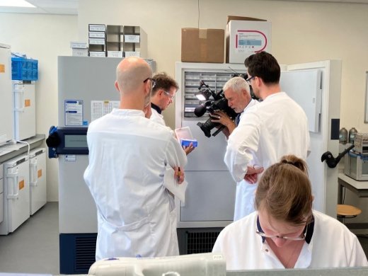 Peter staat met een cameraploeg op het lab
