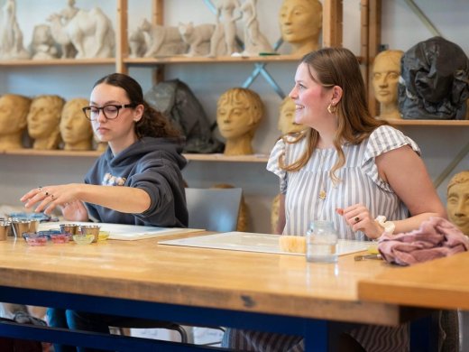 Studenten werken met creatieve materialen tijdens les Beeldende Therapie