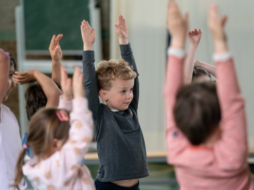 Kinderen krijgen les van studenten Docent Dans/Euritmie