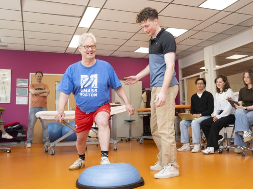 studenten oefenen in een praktijksituatie op elkaar