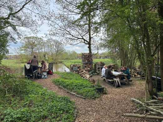 Leerlingen hebben les in een tuin