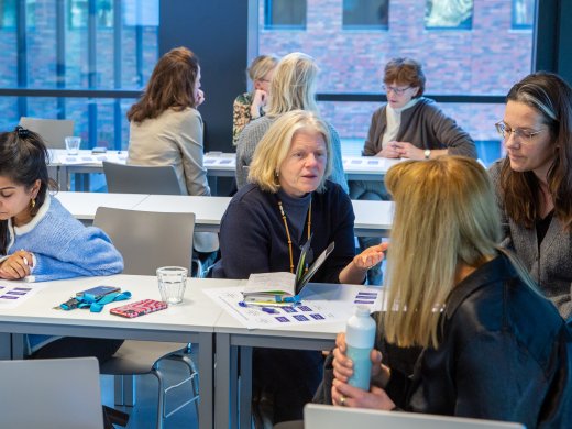 Collega's bespreken in groepjes een opdracht