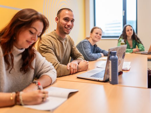 Studenten in een lokaal van Hogeschool Leiden.
