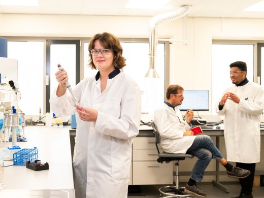 Onderzoekers in een laboratorium van het kenniscentrum Leiden Centre for Applied Bioscience (LCAB).