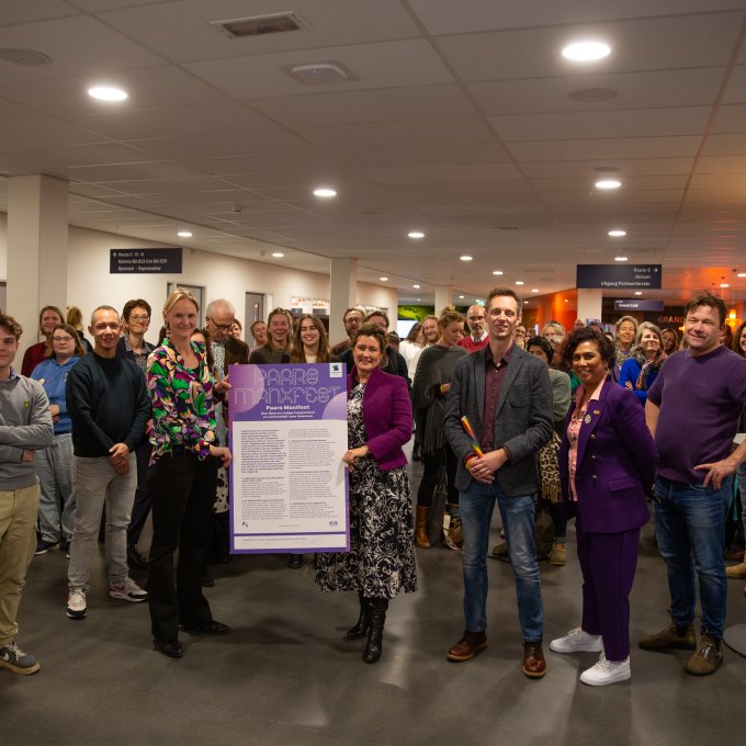 Angelien Sanderman, voorzitter van het College van Bestuur, presenteert het ondertekende Paars Manifest op Hogeschool Leiden
