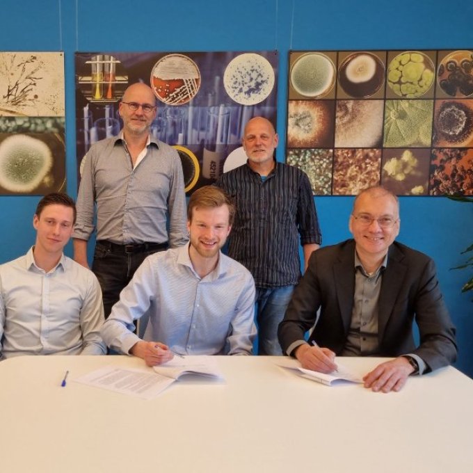 alumni ondertekenen samenwerkingsbijeenkomst met lcab