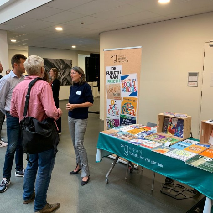 Een foto van de inloop van de studiemiddag basisboek LVB