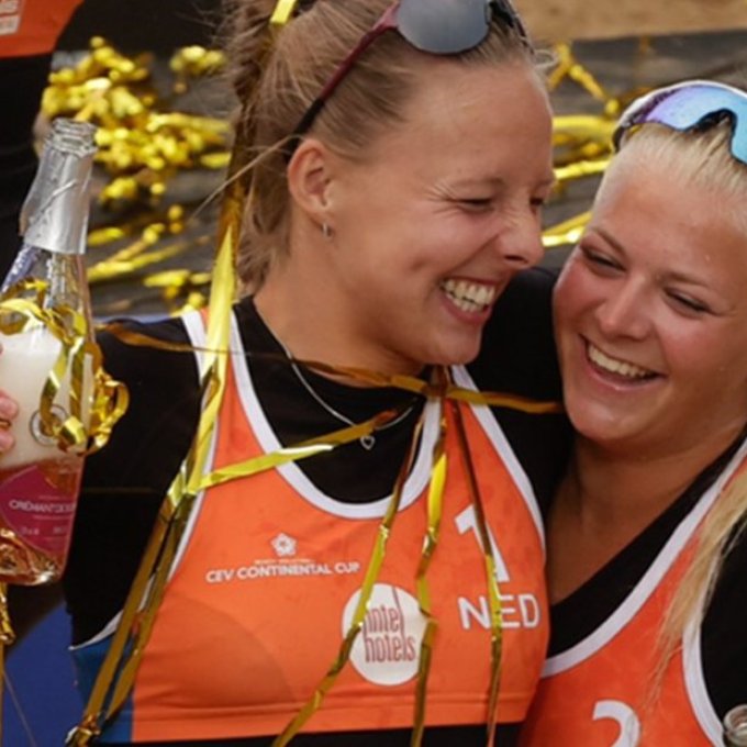 Katja houdt een beker omhoog