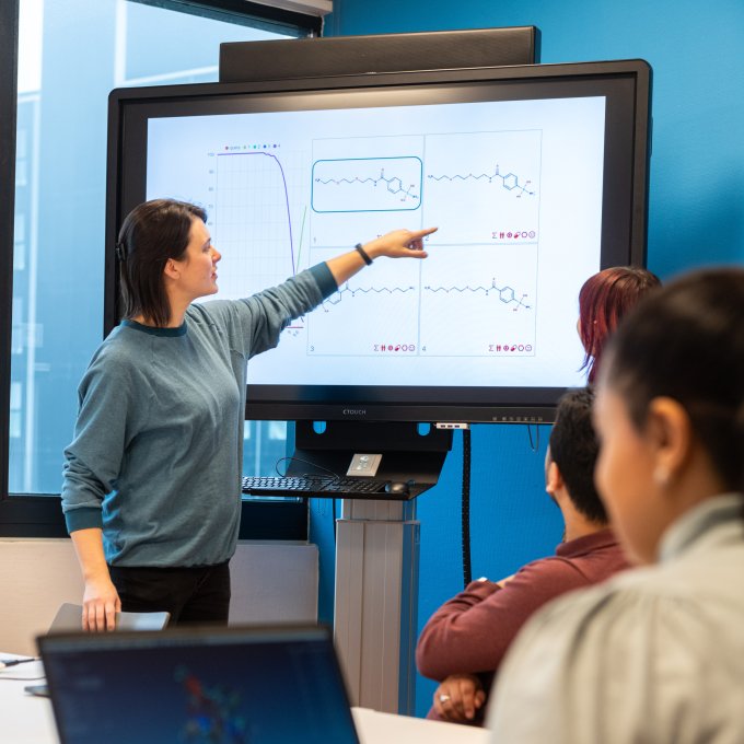Bio-informatica les waarin student presenteert voor andere studenten