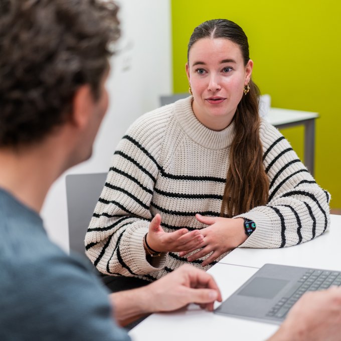 Leraar gezondheidszorg welzijn & omgangskunde student heeft een gesprek met docent