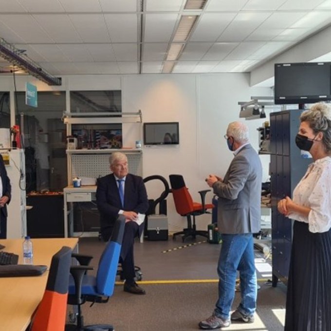 Burgemeester van Den Haag Jan van Zanen krijgt een presentatie van het IoT forensics lab