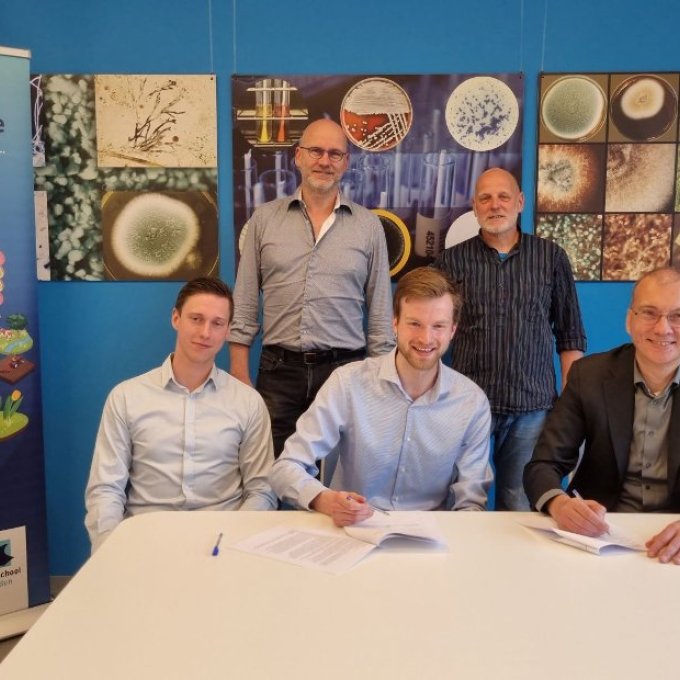 Zittend van Links naar rechts: Diederik Mud & Stan Aanhane van Bionomic, Eric Veldkamp – Directeur faculteit Science & Technology. Staand van links naar rechts: Danny Dukers – Directeur LCAB, Walter Zuijderduin – Programma manager LCAB