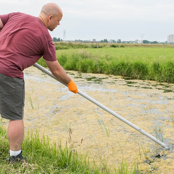 Foto van Krijn, hij neemt een watersample