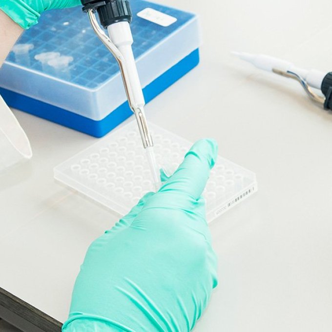 onderzoek in laboratorium, pipet in hand