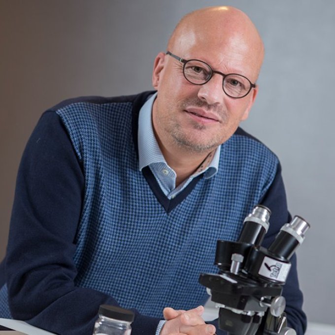 Arjen Speksnijder met een microscoop
