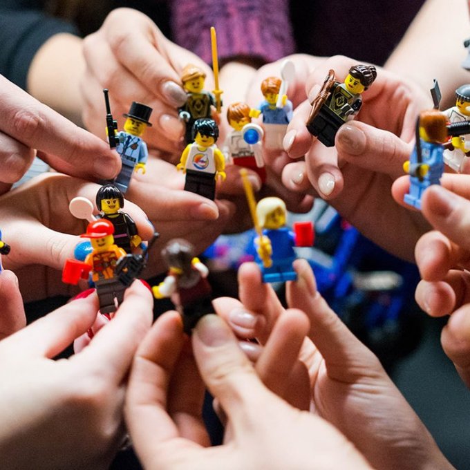 Allemaal handen met legopoppetjes