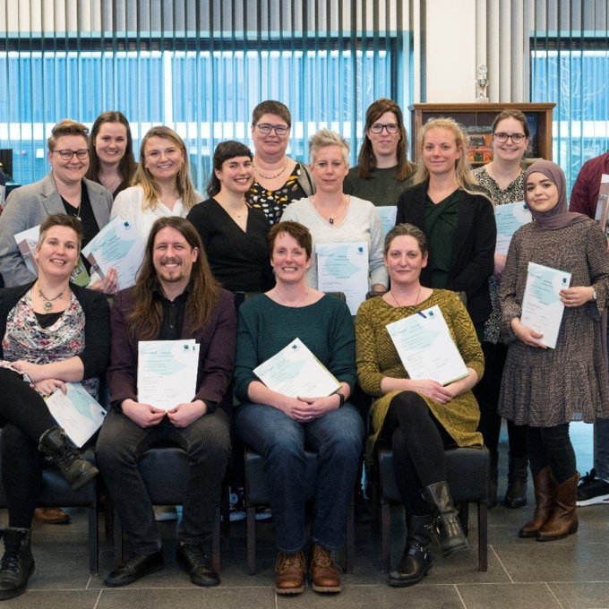 Groepsfoto van de nieuwe Pathologist’s Assistants met hun certificaten
