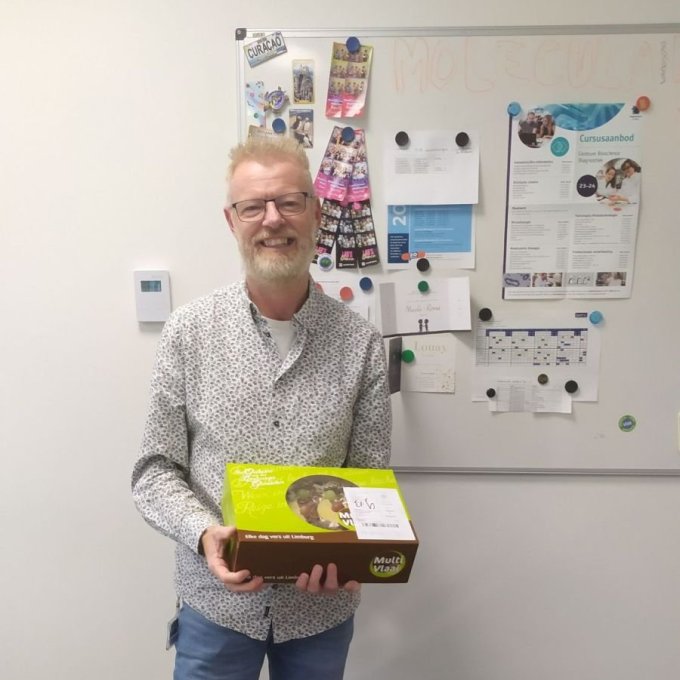 Foto van Richard Vrijhoeven met de gewonnen taart