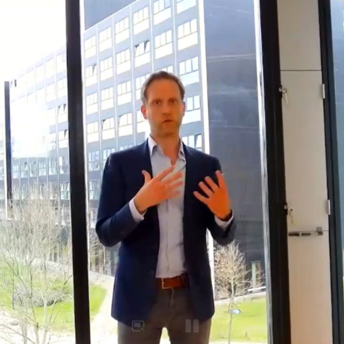 Foto van iemand die aan het praten is voor een raam