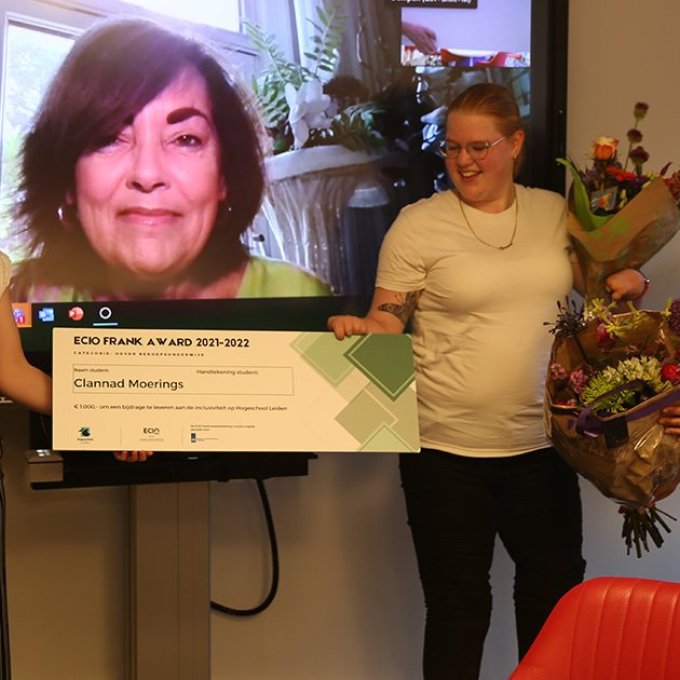 Foto van de overhandiging van de cheque aan Clannad
