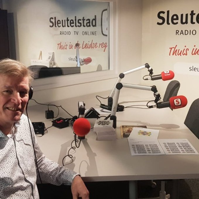 Foto van Henk Henseler in de sleutelstad radio studio